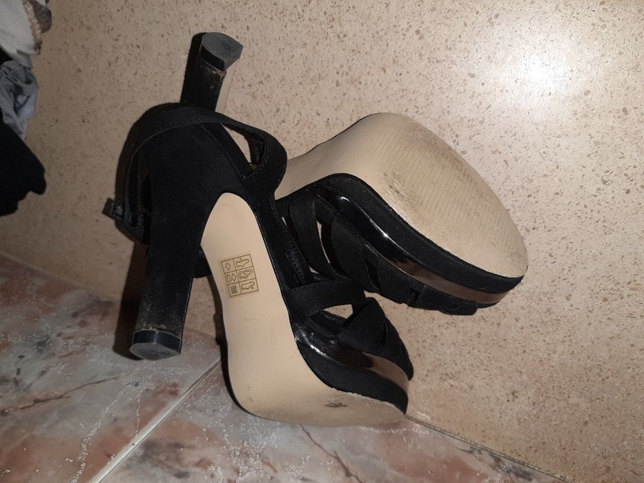 Sandalias novas aproveite