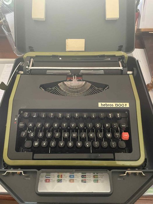 Maquina de escrever antiga 1300F