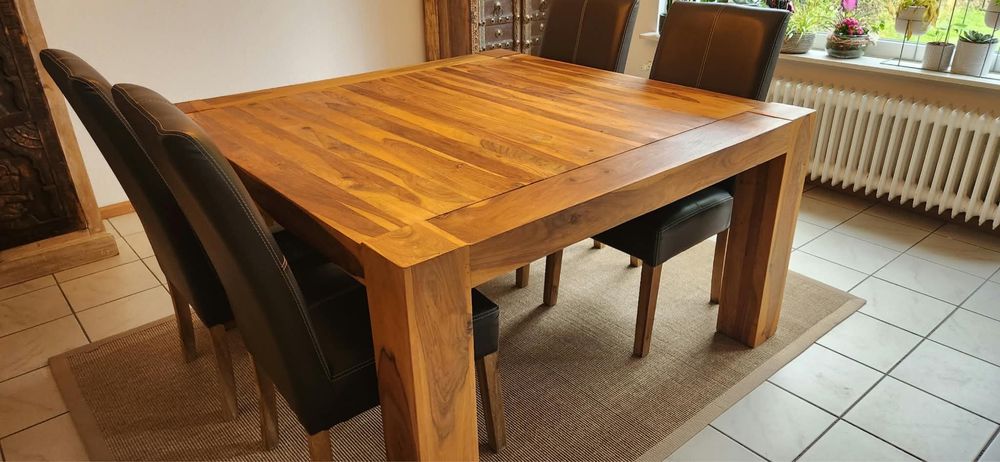 Mesa e cadeiras em madeira