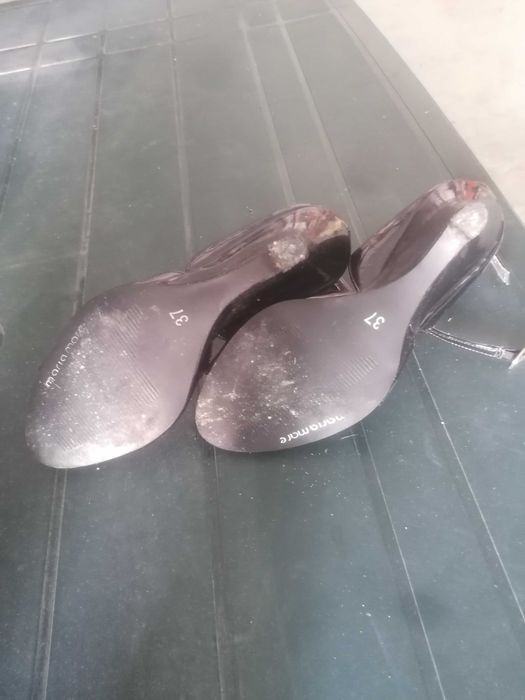 Sapatos pretos de cunha