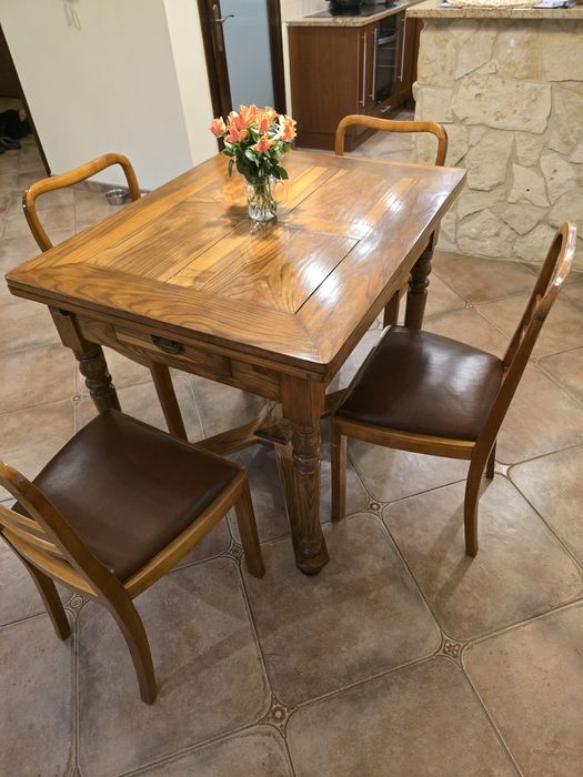 Zabytkowy stół + 4 krzesła