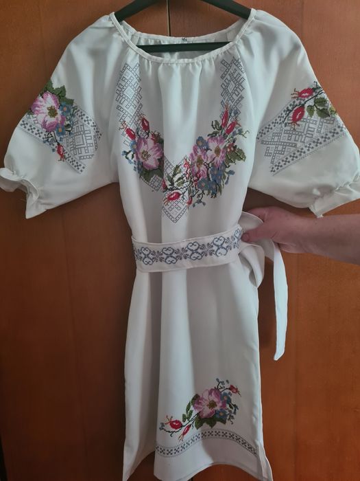 Вишивите плаття на дівчинку чи дівчину