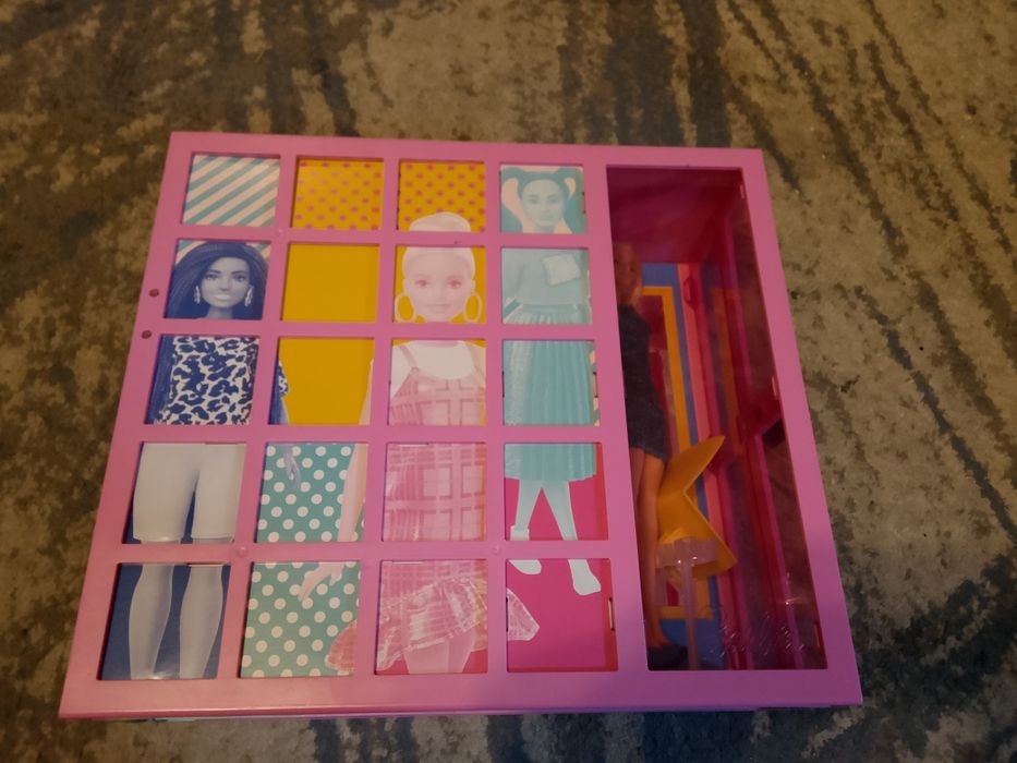Szafa dla lalek Barbie z wyposażeniem