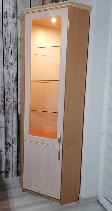 Witryna narożna, podświetlana