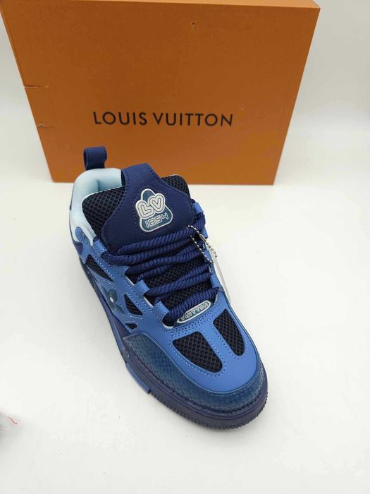 Sapatilhas azuis de qualidade excelente em caixa