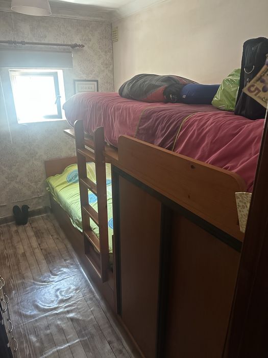 Vendo cama de madeira maciça