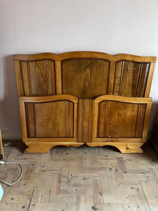 Cama antiga com 1,33x1,83 e mesa cabeceira