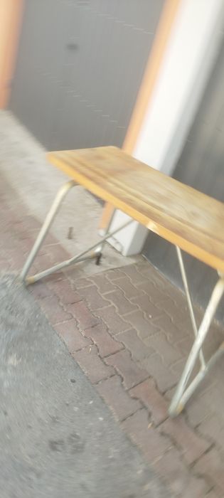Duży solidny stół falbanek do