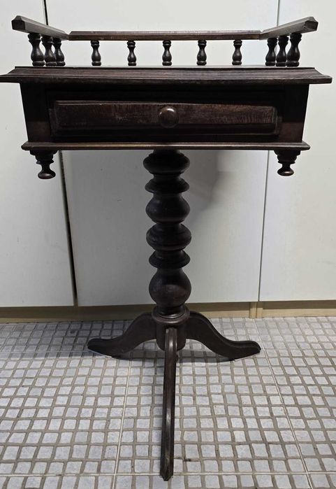 Mesa de apoio madeira trabalhada