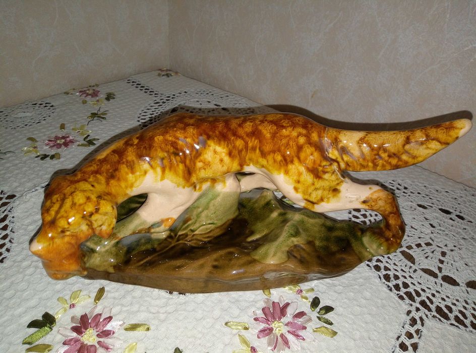 Статуэтка майолика собака на охоте с дичью