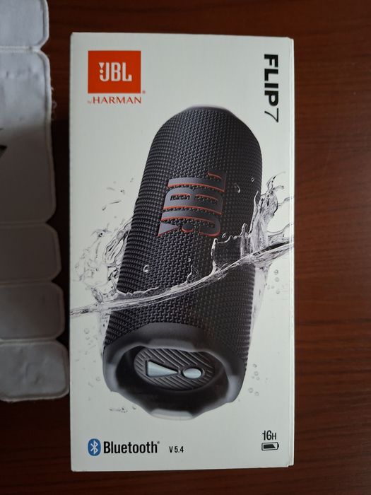 Głośniki JBL Flip 7 w kolorze czarnym z czerwonym logo.