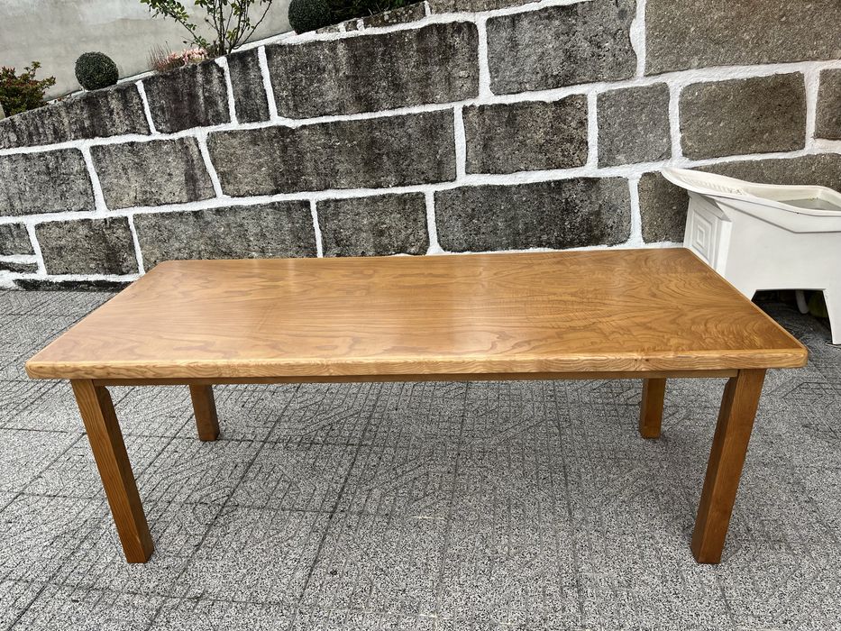 Mesa de jantar em madeira