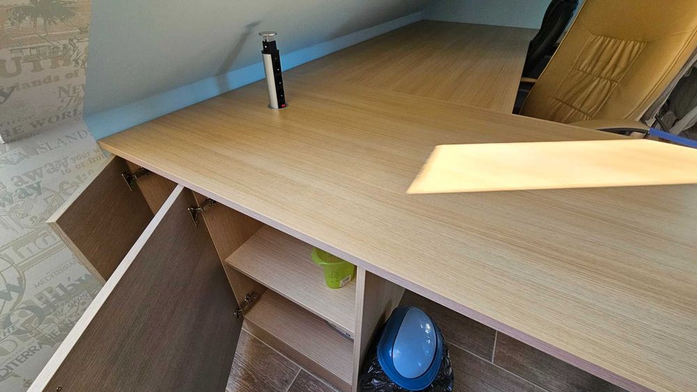 Biurko duże, fotele, RTV szafka, karnisze, szafki z szuflad., dywaniki