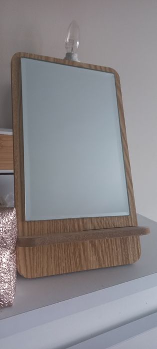 Nowe lusterko na drewnie
