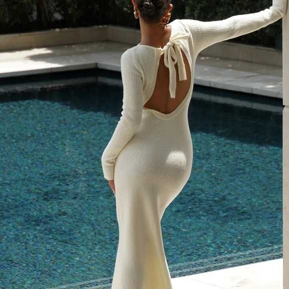 В'язана сукня з вирізом на спині від бренду meshki