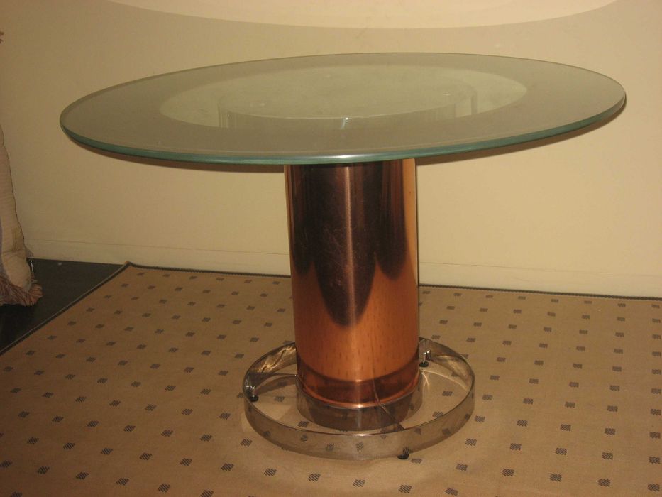 STOCK OFF: Mesa redonda para sala de jantar , tampa em vidro com pé em cobre e aço design J. Martins