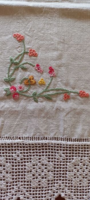 Pano de mesa com renda e bordado