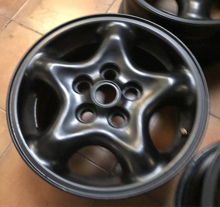 Jantes originais Range Rover P38 de 16” pintadas de preto mate.