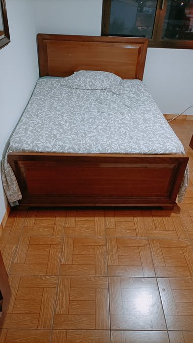 Vendo cama de casal em excelente estado.