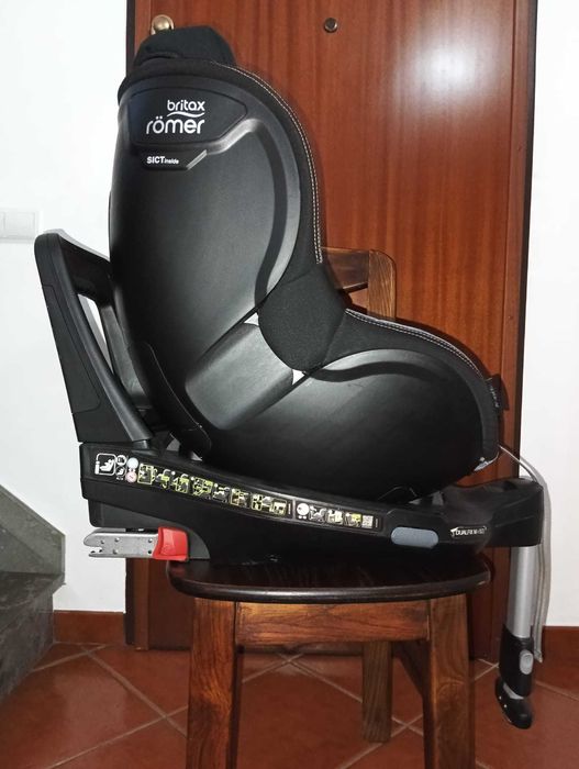 Cadeira Britax Römer Dualfix M i-Size – Gira 360° / Isofix / 61-105cm