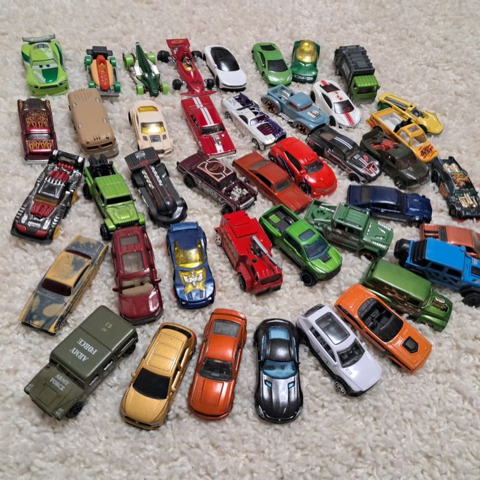 Маленькі машинки хот вілс