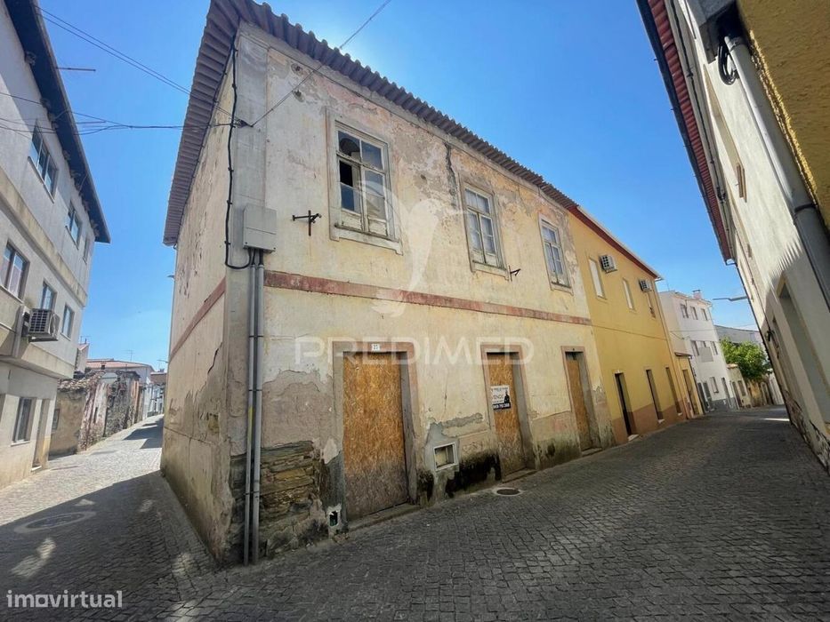 Moradia típica de xisto em Vila Nova de Foz Côa