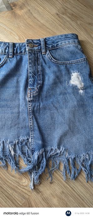 Jeansowa mini spódniczka.