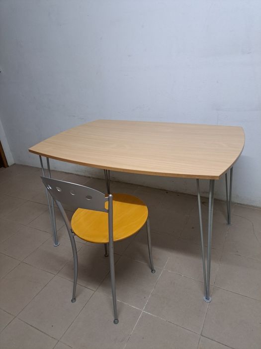 conjunto mesa e cadeira