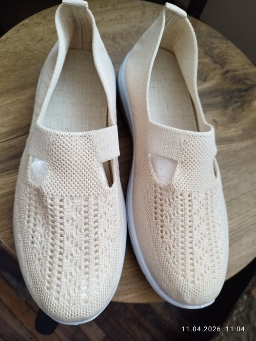 Beżowe, materiałowe, bardzo wygodne 41