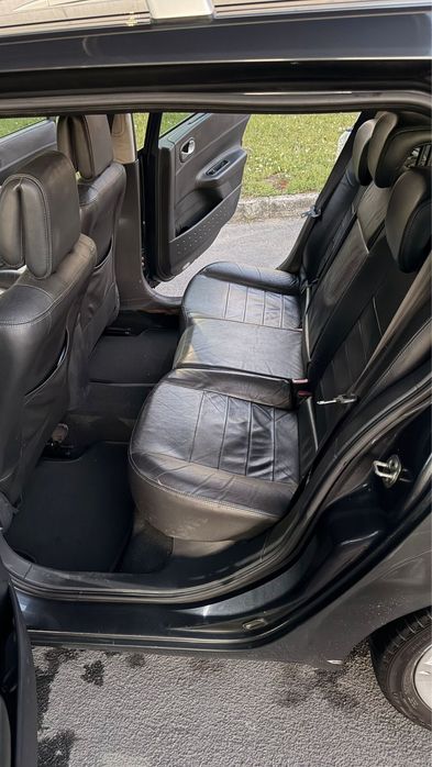 Vendo Renault Megane Break (carrinha) de Abril de 2006, com 263.192 km. Viatura nacional, muito económica e espaçosa para o dia a dia.
