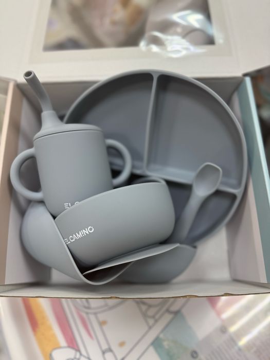 Круті силіконові набори для годування в наявності в різних кольорах.