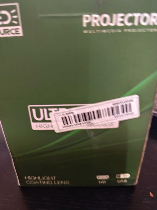 Projetor multimédia com tecnologia LED SOURCE e resolução Ultra HD.