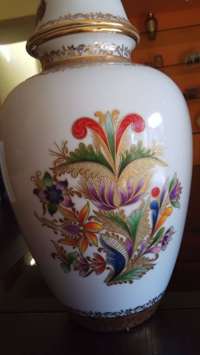 Peça Decorativa de Porcelana pintada à mão com ouro e platina