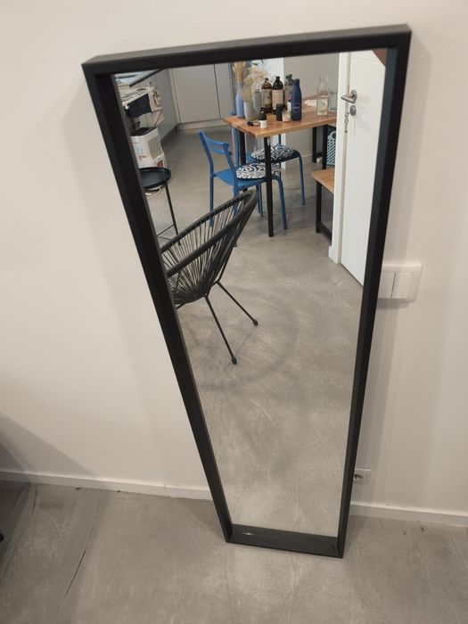 Espelho preto de 40x150 cm; também pode ser pendurado na parede.