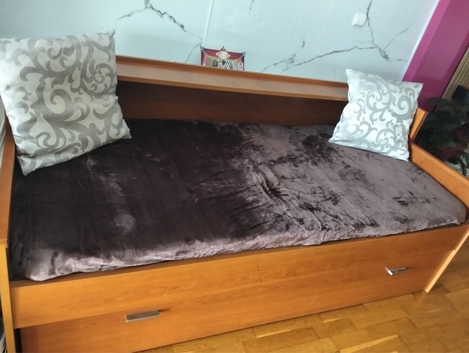 Cama de solteiro em pinho mel