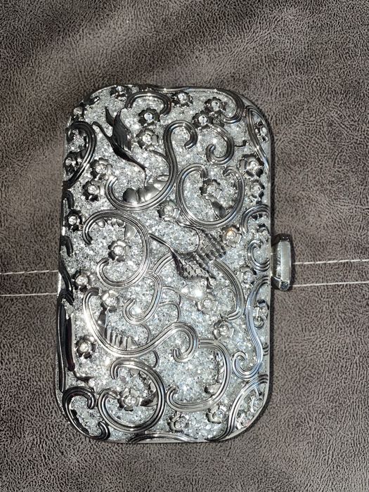 Вечірній клатч з металевим каркасом