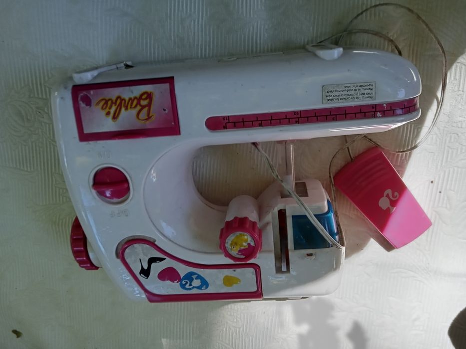 Máquina costura Barbie.