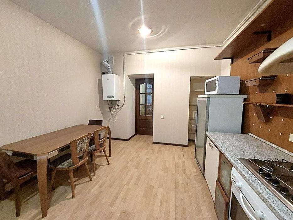 Екатерининская пл.: сдам просторную 2к квартиру в историческом центре!