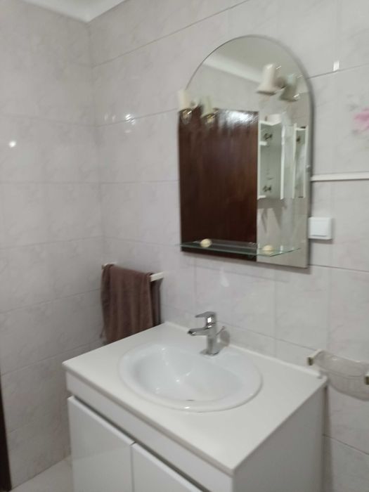Casa para alugar com três quartos e cozinha equipada e sala mobilada.