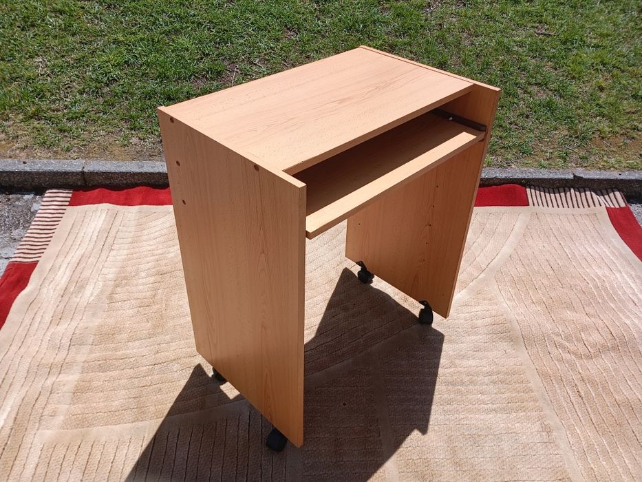 Secretaria em madeira com rodas e mesa extensível.
Medidas:78cm altura 
63 cm frente/42 fundo
66cm com mesa extensível