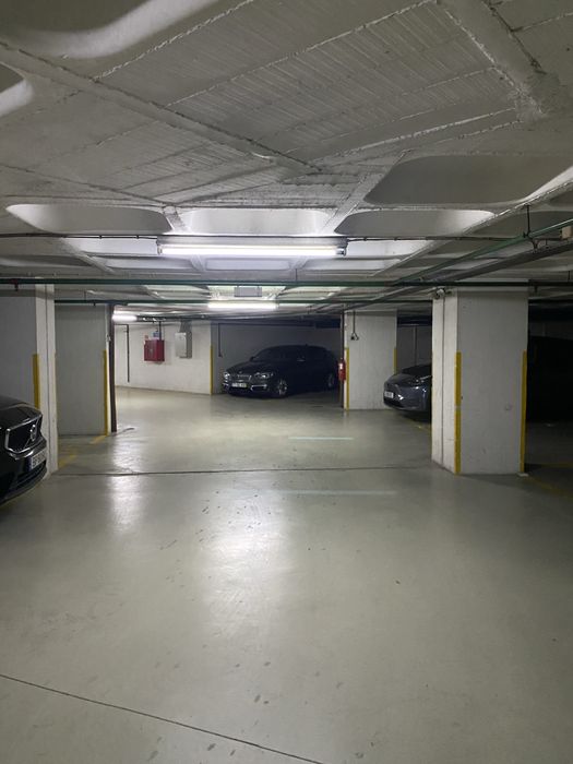 Arrenda-se Garagem - Lumiar/Lambert/Parque Europa