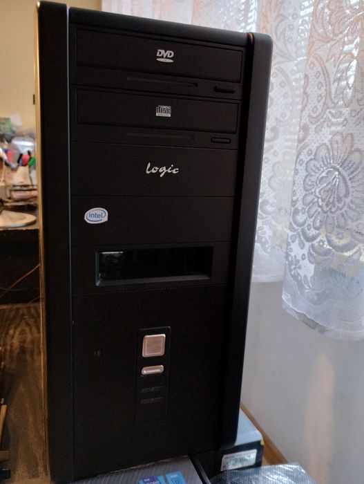 Komputer z procesorem Intel i5-12400f