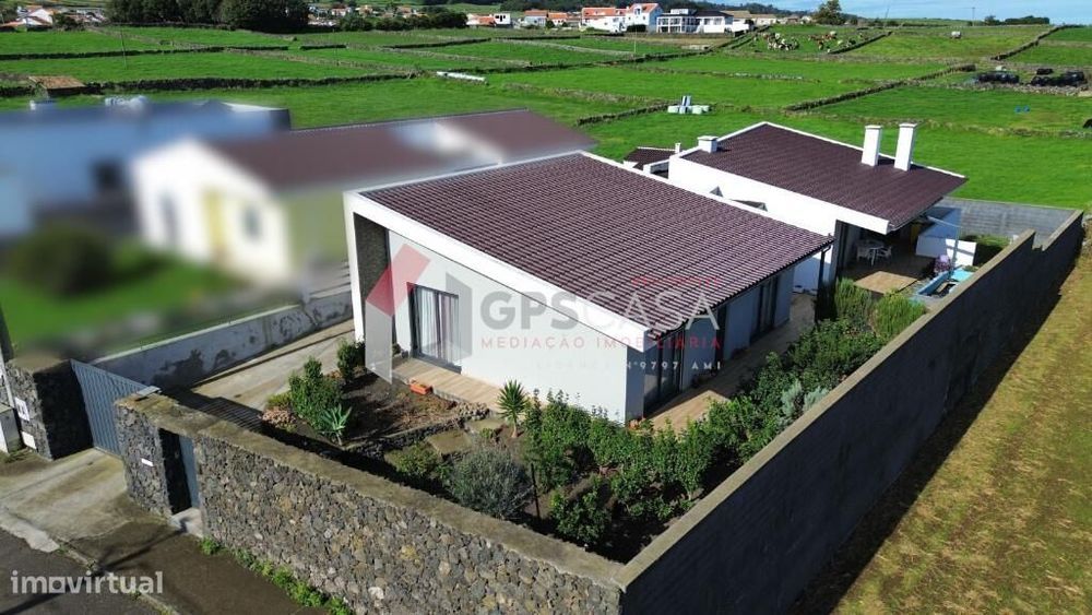 Moradia T3 de arquitetura moderna com excelentes áreas!