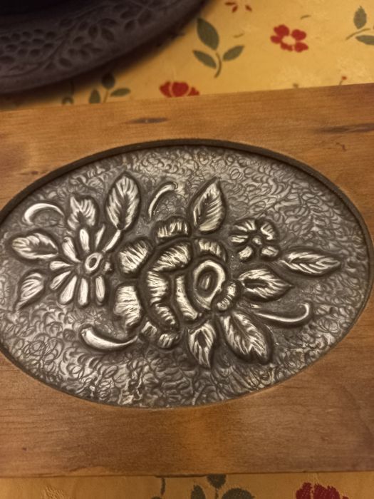 Caixinha de madeira c/  estanho.Guarda joias lindissimo