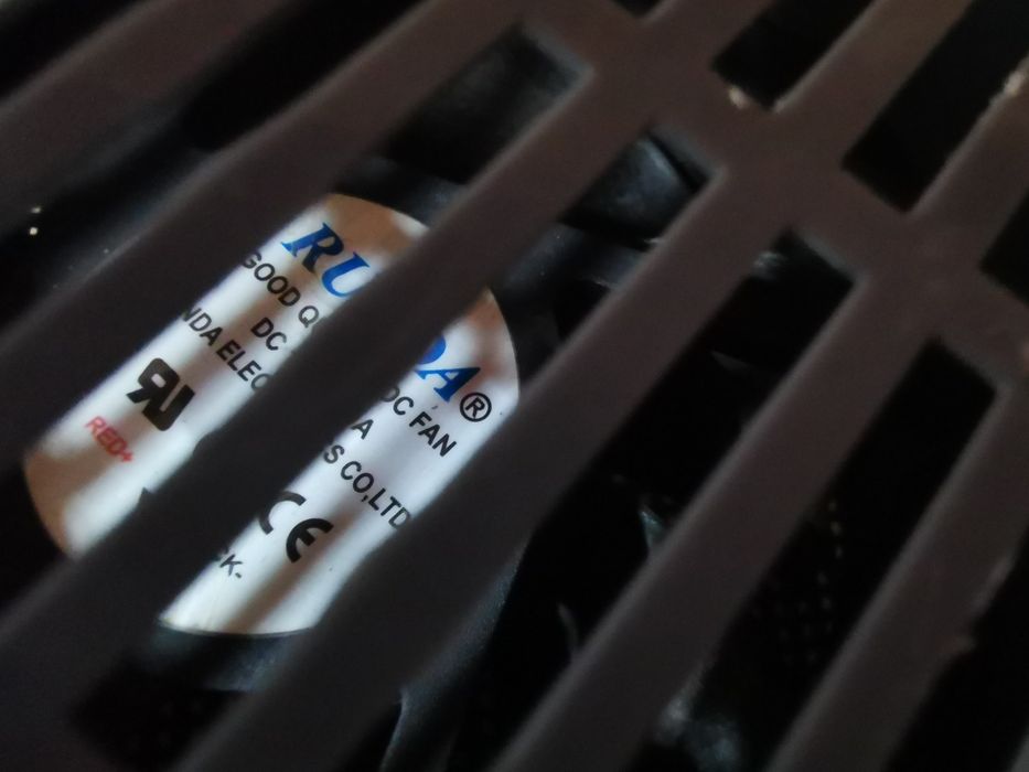 Вентилятор и динамик, душевой кабины.