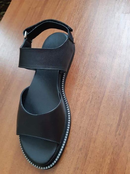 Продам босоніжки