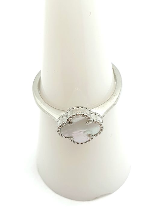 Pierścionek srebrny pr.925 z białą koniczyną r.17