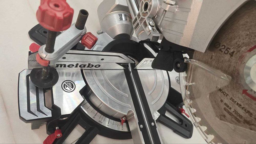 Новая. Торцовочная пила METABO KGS 254 M Метабо. Новая. Включали 1 раз