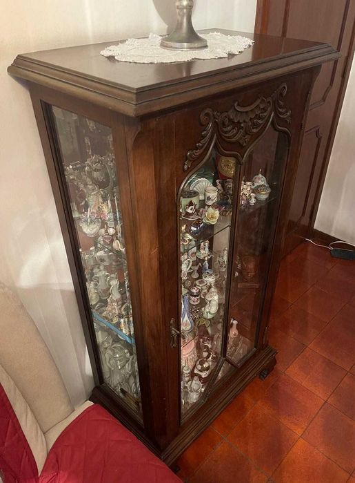 Cristaleira / Vitrine em Madeira Maciça com Vidros e Prateleiras e Espelho