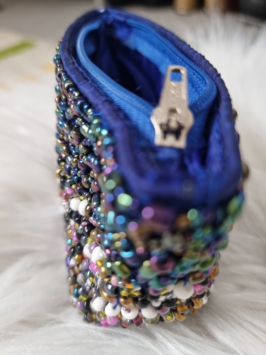 Porta moedas cravado a missangas